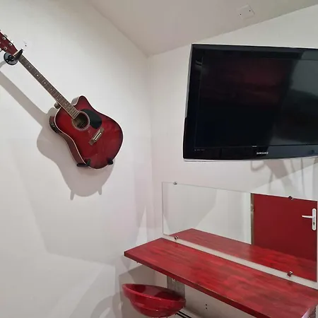 10 - Joli Avec Clim, Deux Lits, équipé Pour 1, 2 Ou 3 Personnes Maximum, Vue Sur Parc Arboré, Parking Privatif Gratuit, Grand Fourgon Possible, Le Linge De Maison Est Fourni *